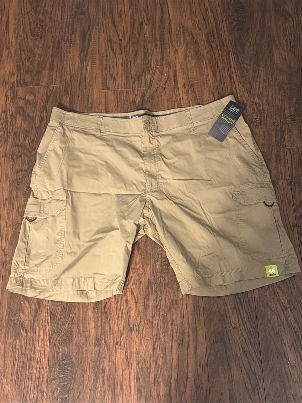 NWT Men's Lee Extreme Motion Relaxed Fit Flat Front Shorts Size 46 Beige Cargo